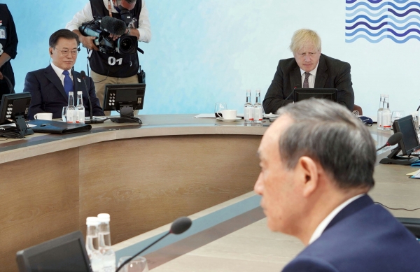 G7 정상회의 참석으로 영국을 방문 중인 문재인 대통령이 13일(현지시각) 영국 콘월 카비스베이에서 열린 '기후변화 및 환경''방안을 다룰 확대회의 3세션에 영국 보리스 존슨 총리, 일본 스가 요시히데 총리와 참석했다. (사진=연합뉴스)