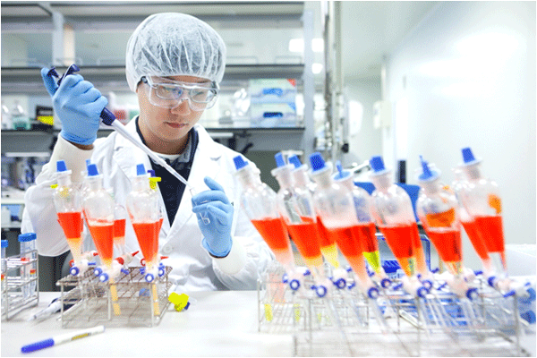 SK바이오사이언스 연구원이 백신을 개발하고 있다. (사진=SK바이오사이언스) 