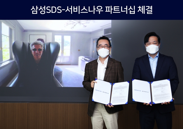 황성우 삼성SDS 대표(가운데)와 빌 맥더멋 서비스나우 CEO(왼쪽), 김규하 서비스나우 한국대표(오른쪽)가 29일 삼성SDS 잠실캠퍼스에서 클라우드 기반 디지털 트랜스포메이션사업 확대를 위한 전략적 파트너십을 체결했다. (사진=삼성SDS)