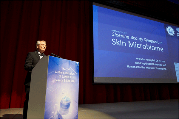 빌헬름 홀잡펠 세계 식품·미생물 및 위생 연합 회장이 5일 라네즈 뷰티 앤드(&) 라이프 연구소 주최 온라인 국제 학술대회에서 '마이크로바이옴과 피부'란 주제로 수면 피부과학 연구 결과를 발표하고 있다. (사진=아모레퍼시픽) 