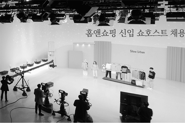 서울 강서구 마곡동 홈앤쇼핑 본사 스튜디오에 신입 쇼호스트 채용 펼침막이 걸려 있다. (사진=홈앤쇼핑) 