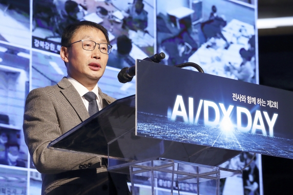 구현모 KT 대표이사가 AI·DX 데이에서 디지털 플랫폼기업으로 변화의 중요성을 강조하고 있다. (사진=KT)