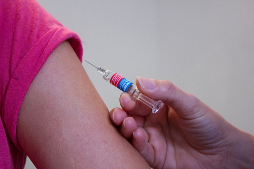 4가 인플루엔자(독감) 백신 공급이 늘고 가격은 내려 소비자들이 고를 수 있는 기회가 늘었다.