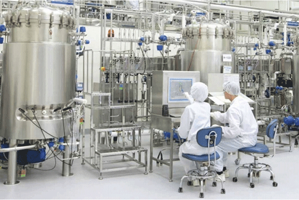 인천 연수구 송도동 셀트리온 공장에서 직원들이 바이오의약품 생산 과정을 점검하고 있다. (사진=셀트리온)