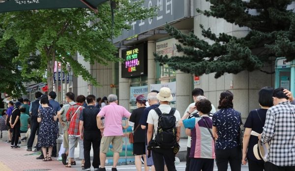 시민들이 9일 서울 노원구 서울북부고용센터 앞에서 실업급여 신청을 위해 대기하고 있다. (사진=연합뉴스)