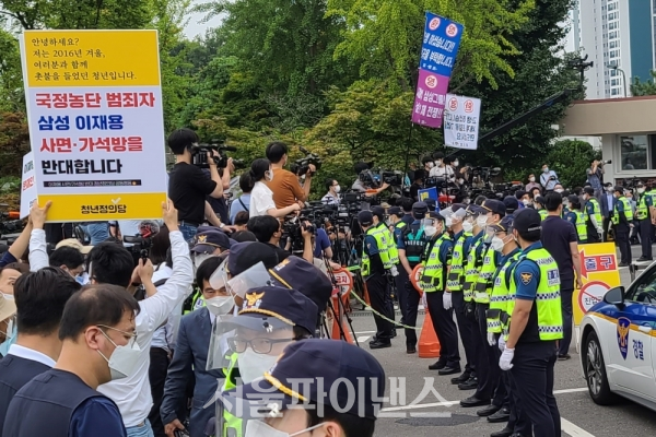 13일 서울구치소 앞에서 경찰 병력이 사람들의 접근을 막고 있다. (사진=박시형 기자)