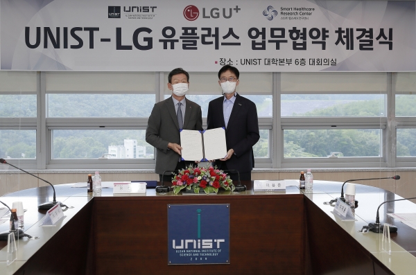 황현식 LG유플러스 CEO 사장(왼쪽)과 이용훈 UNIST 총장이 MOU 체결 후 기념사진을 촬영하는 모습. (사진=LG유플러스)