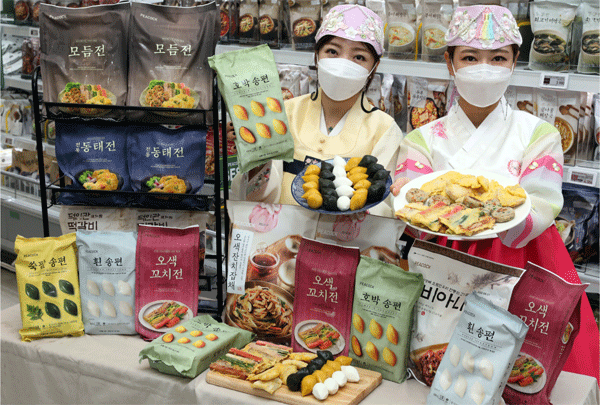 13일 서울 성동구 이마트 성수점에서 모델들이 피코크 간편 제수음식을 보여주고 있다. (사진=이마트) 