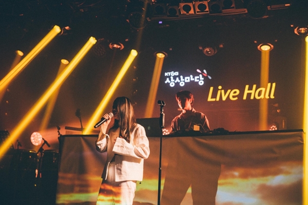 서울 마포구 KT&G 상상마당 홍대 라이브홀에서 열린 '2021 나의 첫 번째 콘서트'에서 전자음악 아티스트 박정훈씨가 공연을 하고 있다. (사진=KT&G)