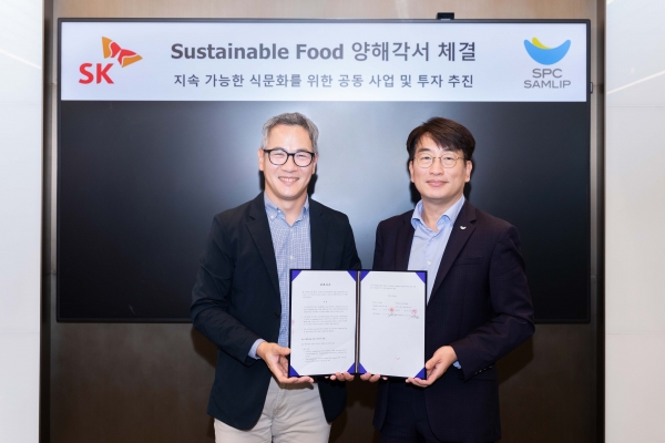 김무환 SK㈜ 그린투자센터장(왼쪽)과 김범수 SPC삼립 본부장이 대체식품 사업 공동투자와 협력을 위한 업무협약(MOU)을 체결하고 있다. (사진=SK㈜)