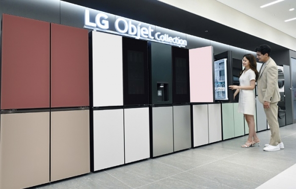 LG전자가 총 8가지 조합의 오브제컬렉션 상냉장 하냉동 냉장고 풀라인업을 갖췄다. 모델이 필요에 따라 디자인과 기능을 선택할 수 있는 LG 오브제컬렉션 상냉장 하냉동 제품들을 소개하고 있다. (사진=LG젅)