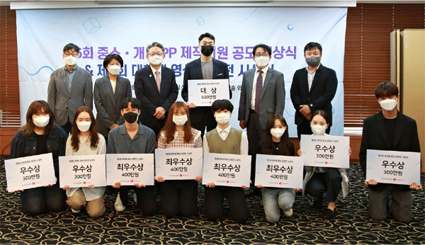 지난 6일 서울 중구 태평로 한국프레스센터에서 열린 '제6회 중소PP제작 지원 공모전' 시상식 참석자들이 기념사진을 찍고 있다. (사진=롯데홈쇼핑)