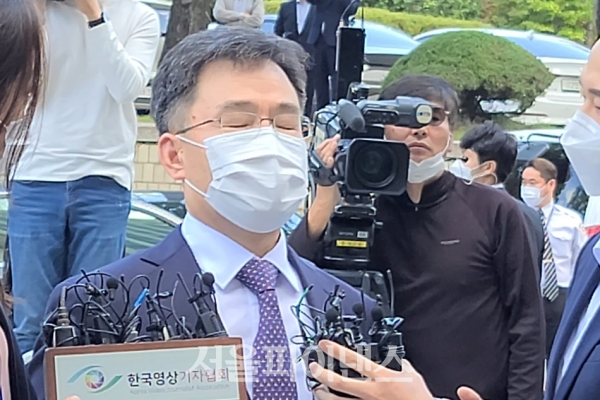 김만배 씨가 14일 서울중앙지방법원에 출석해 기자들의 질문에 답을 하는 도중 눈을 감고 있다. (사진=박시형 기자)