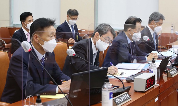 이동걸 산업은행 회장(왼쪽 두 번째)이 15일 국회 정무위원회에서 열린 국정감사에 참석해 의원 질의를 듣고 있다. (사진=연합뉴스)