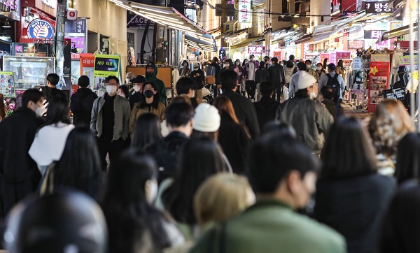 서울 마포구 홍대 앞 젊음의 거리가 붐비고 있다. (사진=연합뉴스)