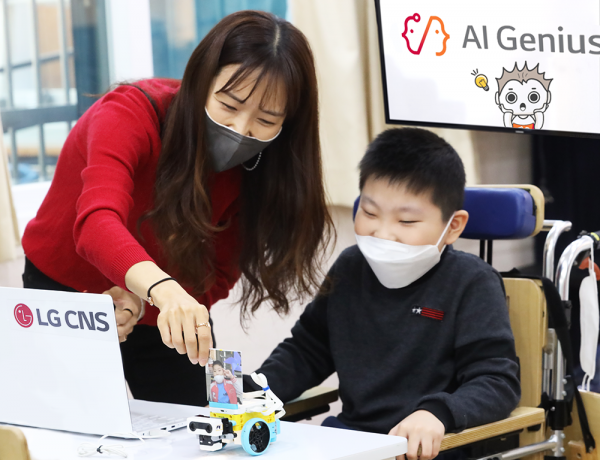 지난 3일 서울새롬학교 학생이 LG CNS AI지니어스 수업에서 AI 자율주행자동차 체험을 하고 있다. (사진=LG CNS)