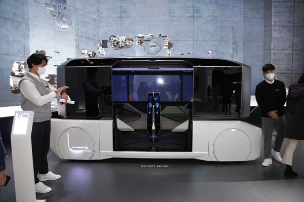 서울모빌리티쇼에 참가하고 있는 현대모비스가 출품한 e-코너모듈, 신개념 에어백, 엠비전X (사진= 권진욱 기자)