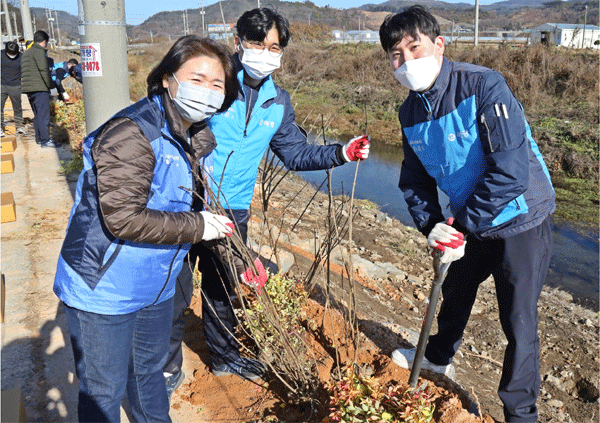애경산업 임직원들이 충남 청양군 치성천 옆 '애경라일락길'에 라일락 나무를 심고 있다. (사진=애경산업) 
