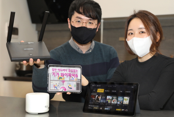 LG유플러스 직원들이 기가와이파이6 공유기와 U+tv 프리를 손에 들고 있는 모습. (사진=LG유플러스)