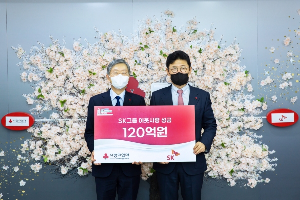 이형희 SK수펙스추구협의회 SV위원장(오른쪽)이 15일 서울 중구 정동에 있는 사회복지공동모금회 조흥식 회장에게 성금 120억원을 전달하고 있다. (사진=SK그룹)