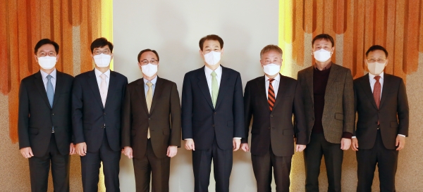 정은보 금융감독원장(왼쪽 네 번째)이 5일 서울 은행회관에서 열린 연구기관장 간담회에서 각 기관장들과 기념 촬영을 하고 있다.(사진=연합뉴스)