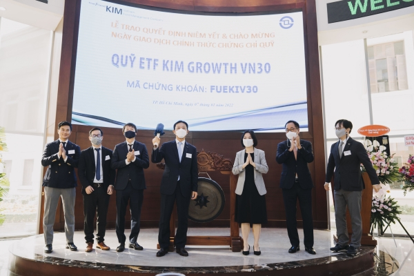 윤항진 한국투자신탁운용 베트남법인장(왼쪽 세 번째)과 관계자들이 'KIM VN30 ETF' 상장식에서 기념 촬영을 하고 있다.(사진=한국투자신탁운용)