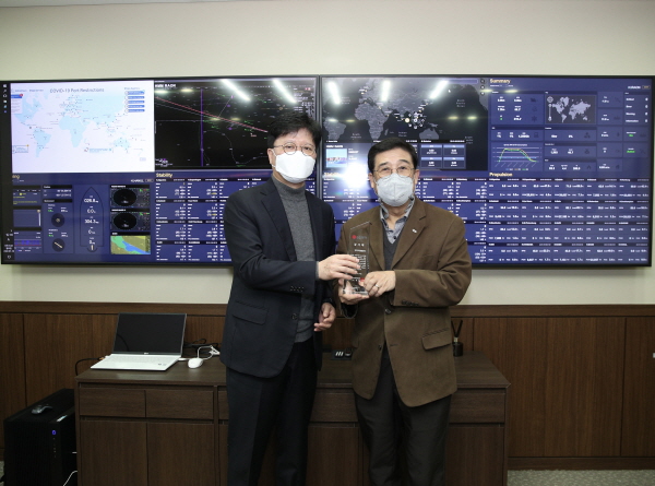 왕철민 LG전자 SCM경영센터장(사진 왼쪽)과 배재훈 HMM 대표이사. (사진=HMM)