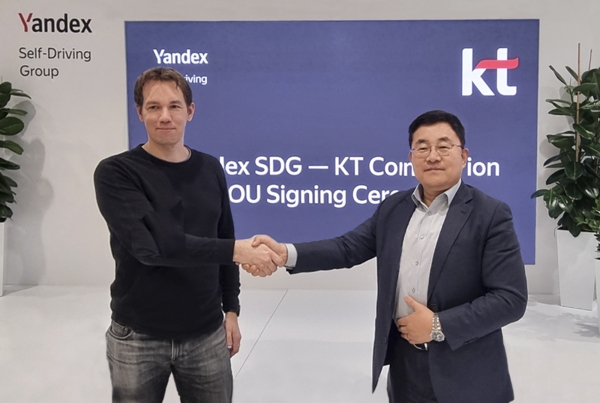 송재호 KT AI·DX융합사업부문 부사장(오른쪽)과 드미트리 폴리슈크 얀덱스 SDG CEO가 MOU를 체결하고 기념 촬영하는 모습. (사진=KT)