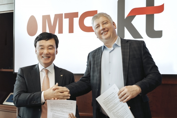 윤경림 KT 그룹트랜스포메이션 부문장 사장(왼쪽)과 비아체슬라프 니콜라예프 MTS CEO가 양해각서 체결 후 기념사진을 찍고 있다. (사진=KT)