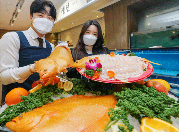 3월 31일 서울 강남구 삼성동 현대백화점 무역센터점 지하 1층 식품관에서 직원들이 황금넙치를 소개하고 있다. (사진=현대백화점) 