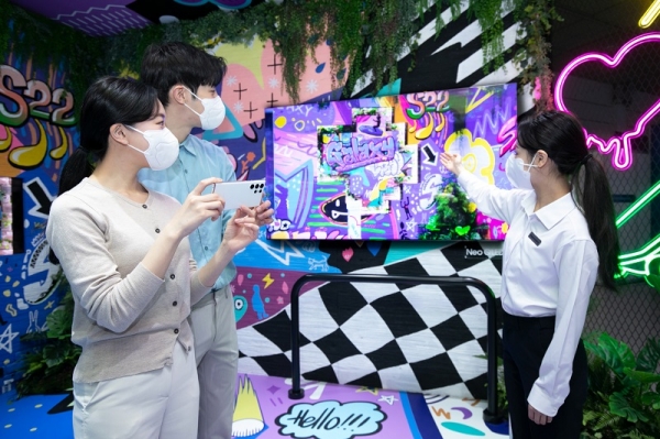 서울 코엑스에서 열린 '월드IT쇼 2022' 삼성전자관에 마련된 팀삼성 플레이그라운드에서 관람객이 '갤럭시 S22'로 촬영한 사진과 영상을 'Neo QLED 8K'로 확인하며 새롭게 달라진 여가 생활을 체험하고 있다. (사진=삼성전자)