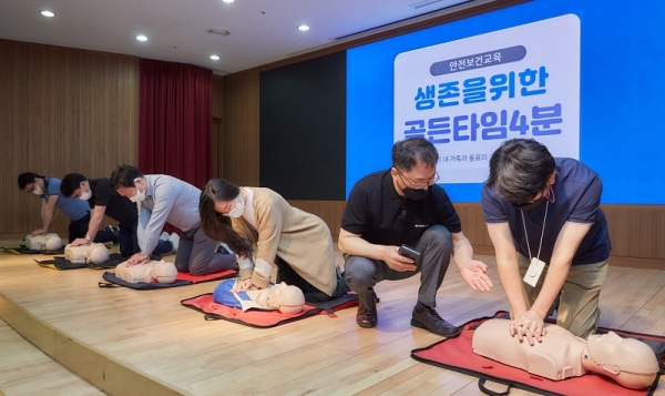 응급 의료 대응 교육에 참가한 LX인터내셔널 임직원들이 11일 서울 종로구 본사에서 응급 의료 전문가의 진행 아래 심폐소생술 실습을 하고 있다. (사진=LX인터내셔널)