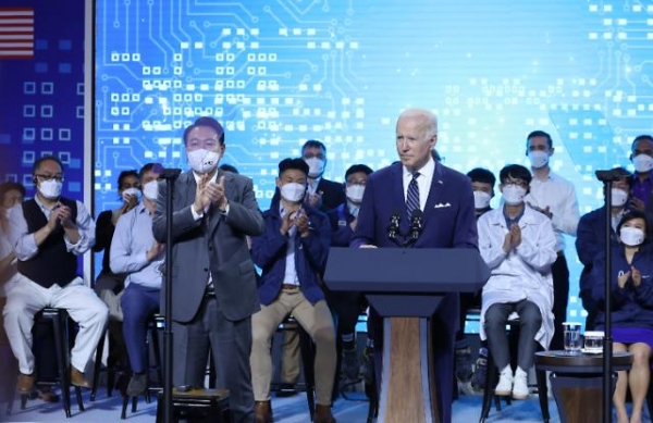 조 바이든 미국 대통령이 20일 오후 경기도 평택시 삼성전자 반도체 공장에서 연설 도중 박수 받고 있다. (사진=연합뉴스)
