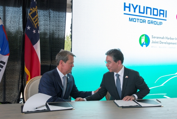 조지아주 브라이언 켐프(Brian Kemp) 주지사(왼쪽)과 현대자동차 장재훈 사장이 투자협약에 서명하고 악수를 하고 있다. (사진=현대차)
