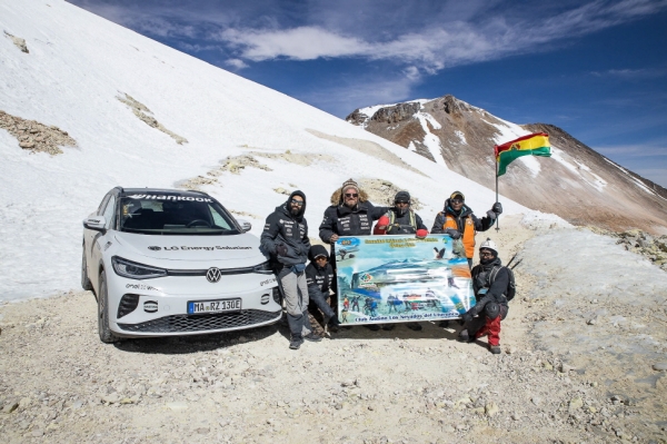 LG에너지솔루션 배터리를 탑재한 전기차 ID.4 GTX가 해발고도 5816m인 볼리비아 우투런쿠산을 주행하는데 성공하며 '세계 최고도(最高度) 주행 전기차' 기네스 신기록을 세웠다. (사진=LG에너지솔루션)