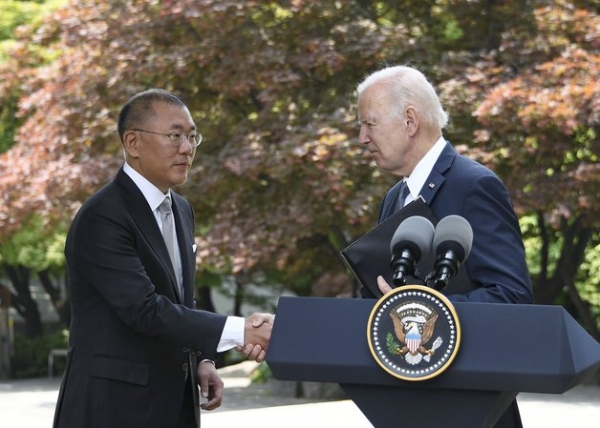 조 바이든 미국 대통령과 정의선 현대차그룹 회장이 22일 오전 그랜드 하얏트 서울 호텔에서 환담에 앞서 악수를 나누고 있다. (사진=현대차그룹)