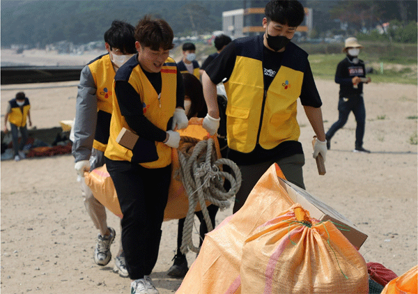 CJ제일제당 임직원들이 지난 3일 인천 중구 영종도 마시안 해변에서 쓰레기를 수거하고 있다. (사진=CJ제일제당) 