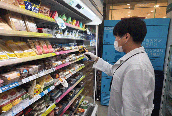 ㈜지에스리테일이 운영하는 편의점 GS25에서 도시락, 김밥, 샌드위치 따위 신선식품(FF) 상태를 점검하고 있다. (사진=한국소비자원) 
