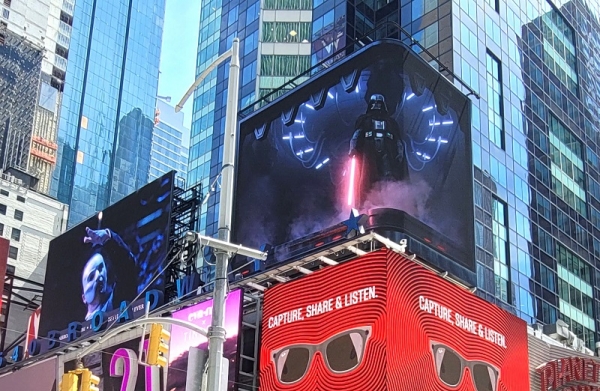 LG전자가 뉴욕 타임스스퀘어(Times Square)에 있는 전광판을 통해 스타워즈 신작드라마를 활용한 LG 올레드 TV 광고 영상을 공개했다. (사진=LG전자)