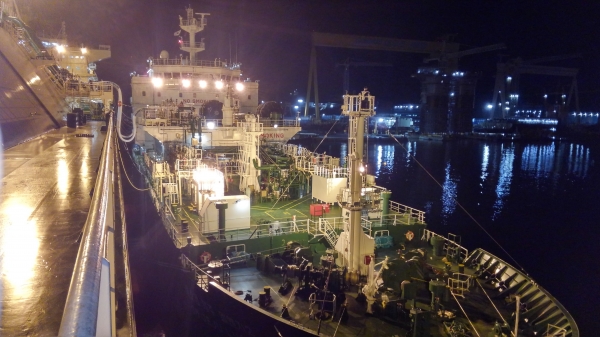 한국가스공사 벙커링 선박이 STS LNG 벙커링 작업을 수행하고 있다. (사진=한국가스공사)