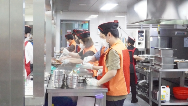 SK가스 구성원들이 성남시 사회복지법인 '안나의 집'에서 독거노인과 노숙인 등 취약계층을 대상으로 한 식사지원 봉사활동을 하고 있다. (사진=SK가스)