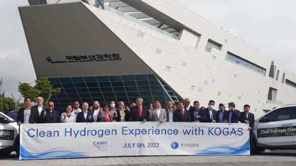 가스공사가 개최한 Clean Hydrogen Experience with KOGAS행사에서 중미경제통합은행 방한단이 기념촬영을 하고 있다. (사진=한국가스공사)
