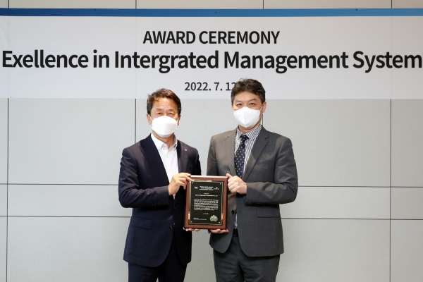 백정완 대우건설 대표이사(왼쪽)가 임성환 BSI Group Korea 대표로부터 12일 통합경영시스템 인증 우수기업 어워드를 수여 받았다.(사진=대우건설)