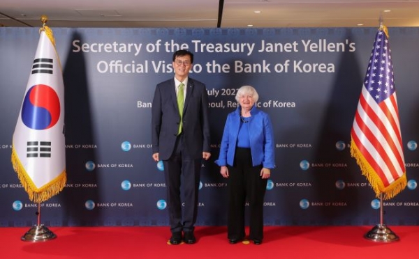 이창용 한국은행 총재(왼쪽)와 재닛 옐런 미국 재무장관이 19일 서울 중구 한국은행에서 만나 면담 전 기념촬영을 하고 있다. (사진= 한국은행)