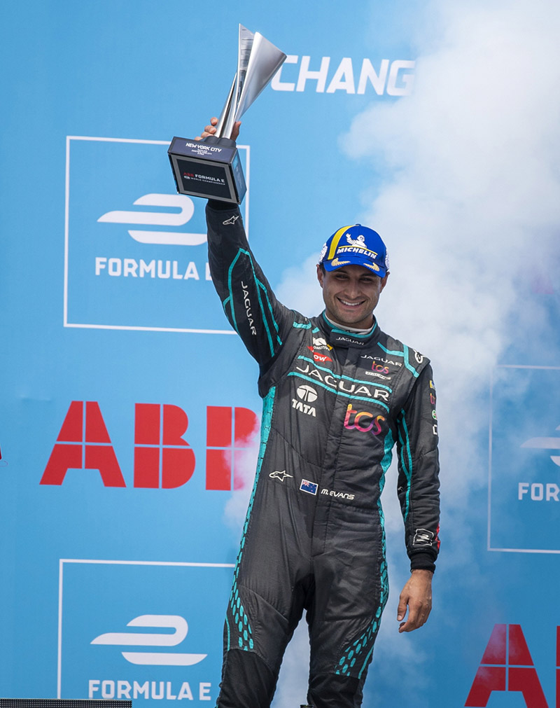 재규어 TCS 레이싱 팀의 미치 에반스가 ABB FIA 포뮬러 E 월드 챔피언십 뉴욕 E-프리(Prix)에서 3위를 차지하며 시즌 6번째로 포디움에 올랐다. (사진=재구어 랜드로버 코리아)