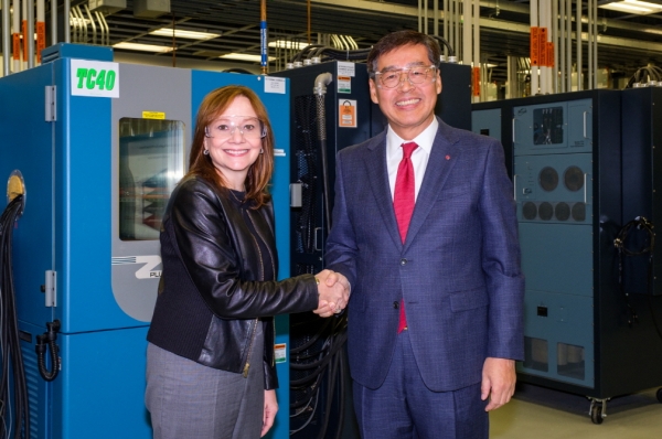 신학철 LG화학 CEO 부회장(오른쪽)과 메리 바라 GM CEO 회장이 2019년 12월 얼티엄셀즈 합작계약을 체결하고 있다. (사진=LG화학)