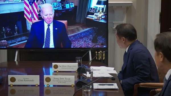 26일(현지시간) 조 바이든 미국 대통령과 최태원 SK그룹 회장이 화상 회담을 하고 있는 모습. (사진 = 백악관 공개 영상 갈무리)