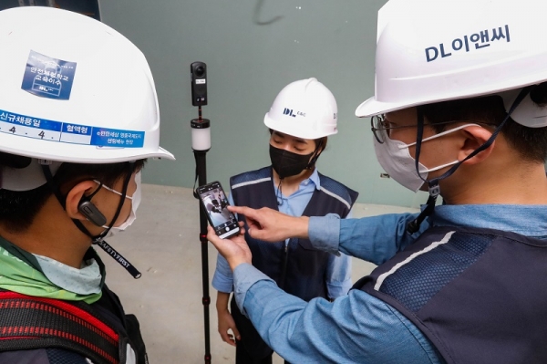 DL이앤씨 직원들이 360도 카메라로 촬영한 공동주택 건설현장의 시공 품질을 점검하고 있다. (사진=DL이앤씨)