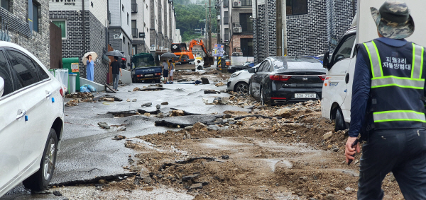 8-9일 내린 폭우로 침수 등의 피해를 입은 경기도 광주시 초월읍 지월리 마을에서 복구작업이 진행되고 있다.(사진=연합뉴스)