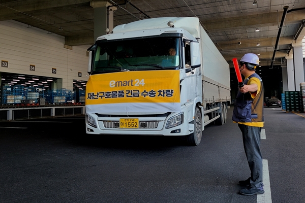 이마트24 구호물품 수송차량 (사진=신세계그룹)